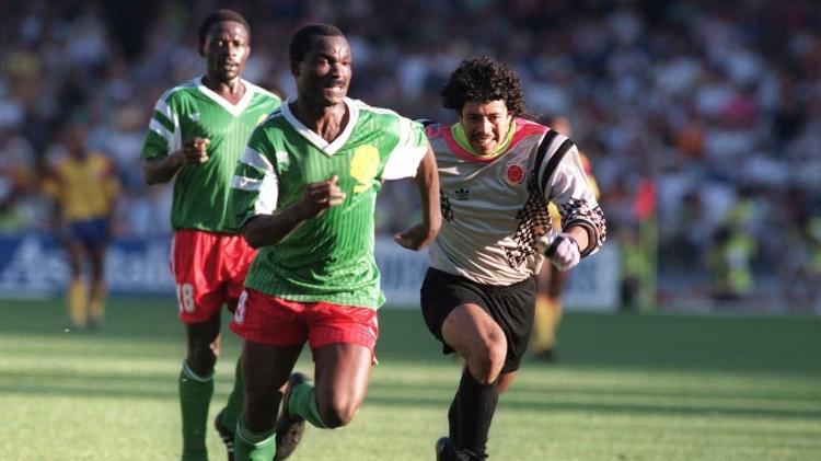 René Higuita perde a bola para Roger Milla na partida Camarões x Colômbia pela Copa do Mundo de 1990 - AFP Photo - AFP Photo