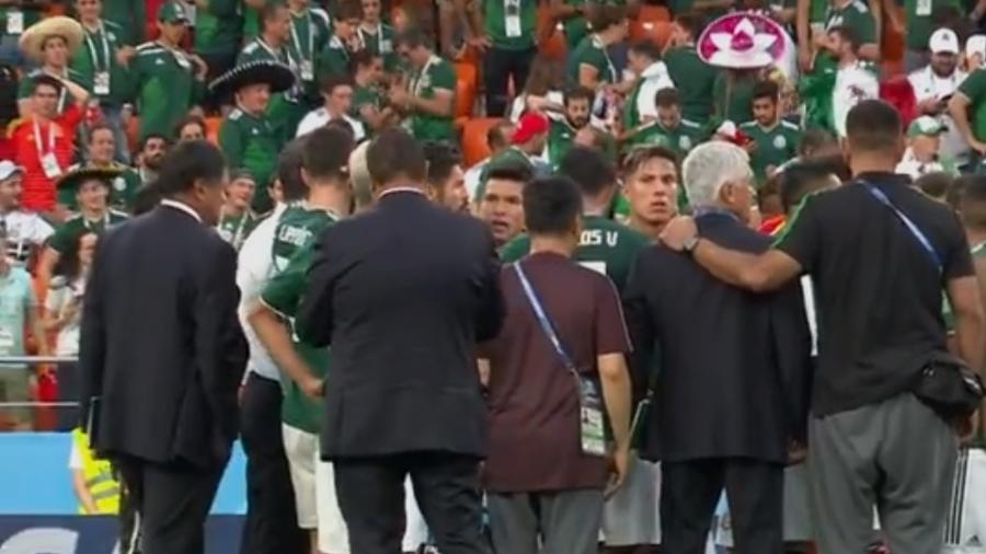 Jogadores mexicanos se reúnem no centro do gramado e esperam fim do jogo da Alemanha - Reprodução/TV Globo