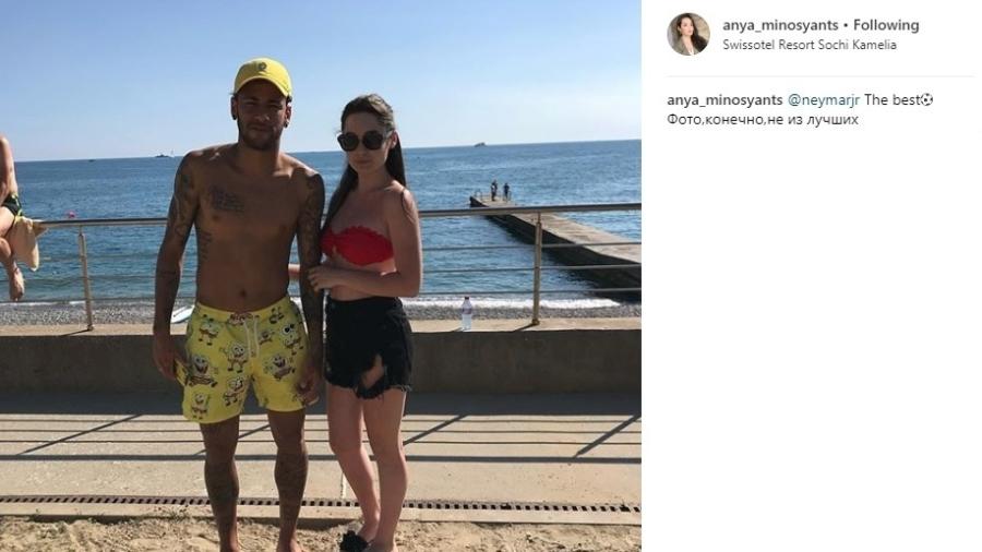 Com calção do Bob Esponja, Neymar tira foto com fã - Reprodução/Instagram