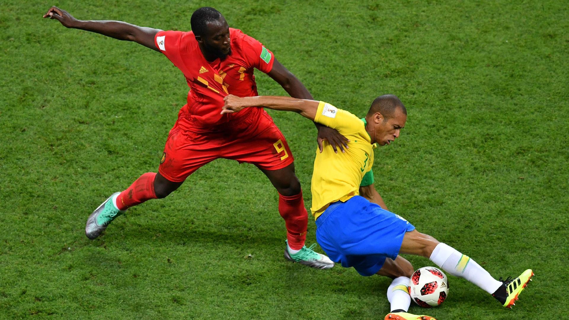 Miranda Lukaku duelo disputa de bola