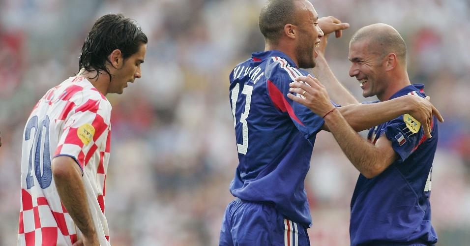 Mikael Silvestre e Zinedine Zidane comemoram depois de gol contra marcado pelo croata Igor Tudor (20)