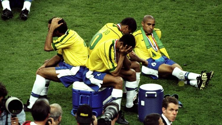 Jogadores da seleção brasileira lamentam derrota na final da Copa do Mundo de 1998