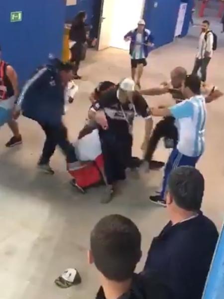 Argentinos agrediram croatas durante partida da última quinta-feira (21) - Reprodução