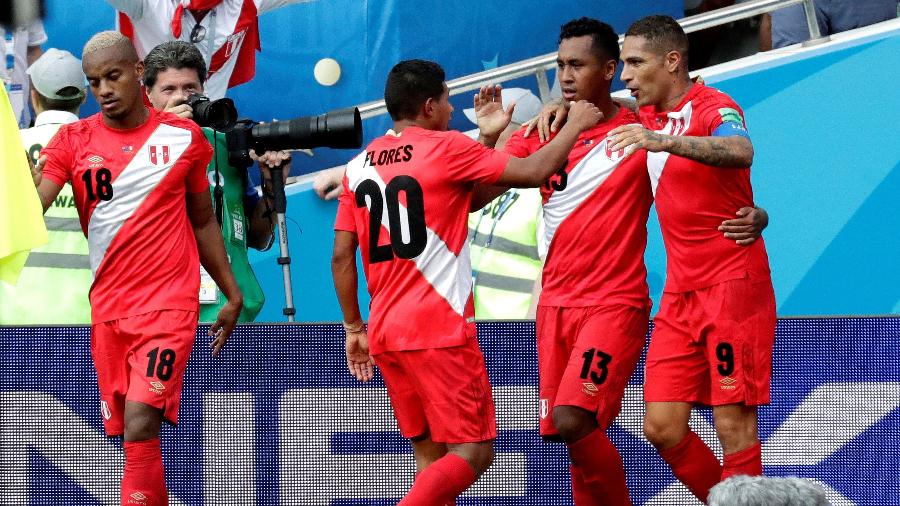 O capitão Paolo Guerrero comemora o seu gol, o segundo do Peru contra a Austrália - Sebastião Moreira/EFE