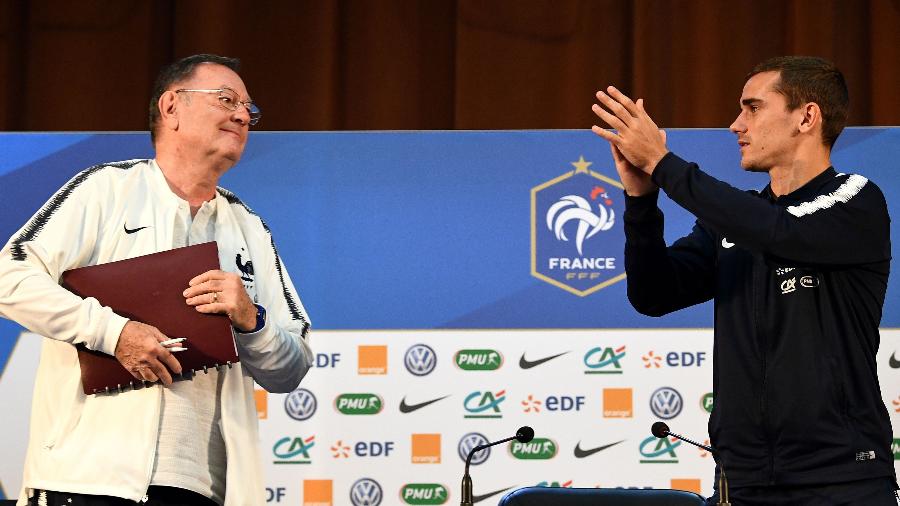 Griezmann aplaude Philippe Tournon, asssessor de imprensa da França há 35 anos - AFP PHOTO / FRANCK FIFE