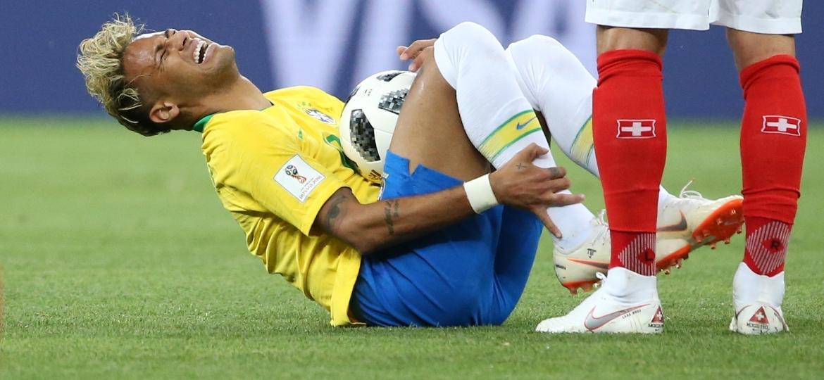 Neymar cai no chão após sofrer pancada na partida contra a Suíça na Copa da Rússia - Li Ming/Xinhua