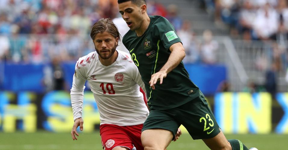 Tom Rogic tenta jogada em Dinamarca x Austrália
