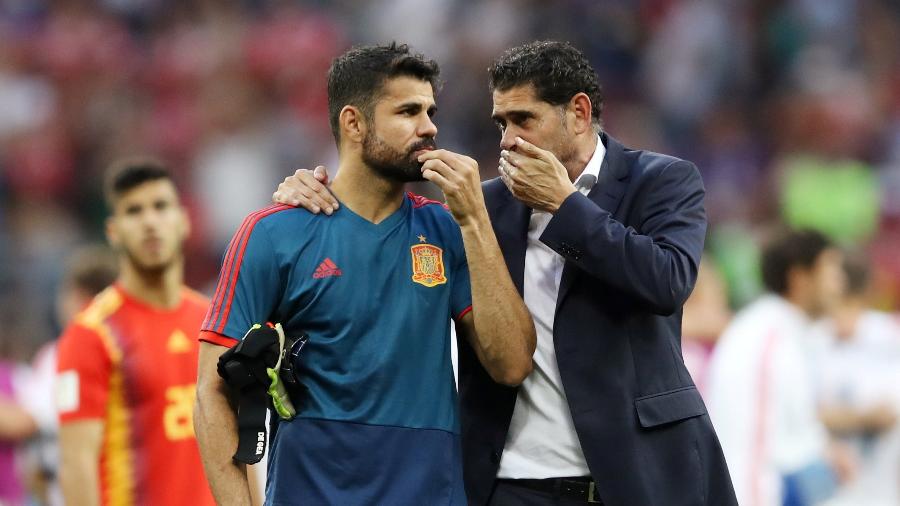 Diego Costa e Fernando Hierro conversam depois de a Espanha ser eliminada - Carl Recine/Reuters