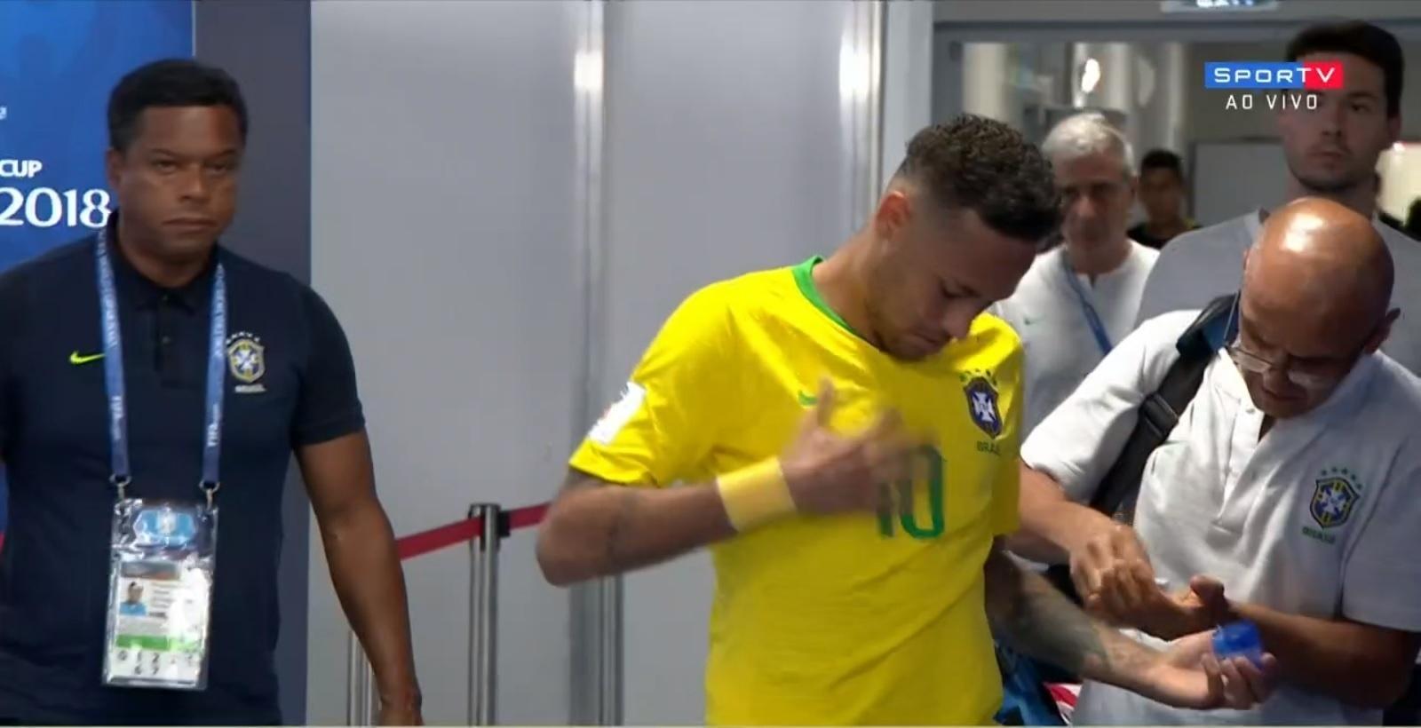 Neymar passa vick no peito no intervalo da partida entre Brasil e México