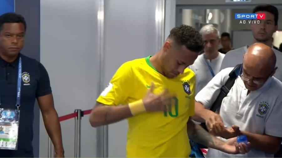 Neymar passa pomada no peito no intervalo da partida entre Brasil e México - Reprodução