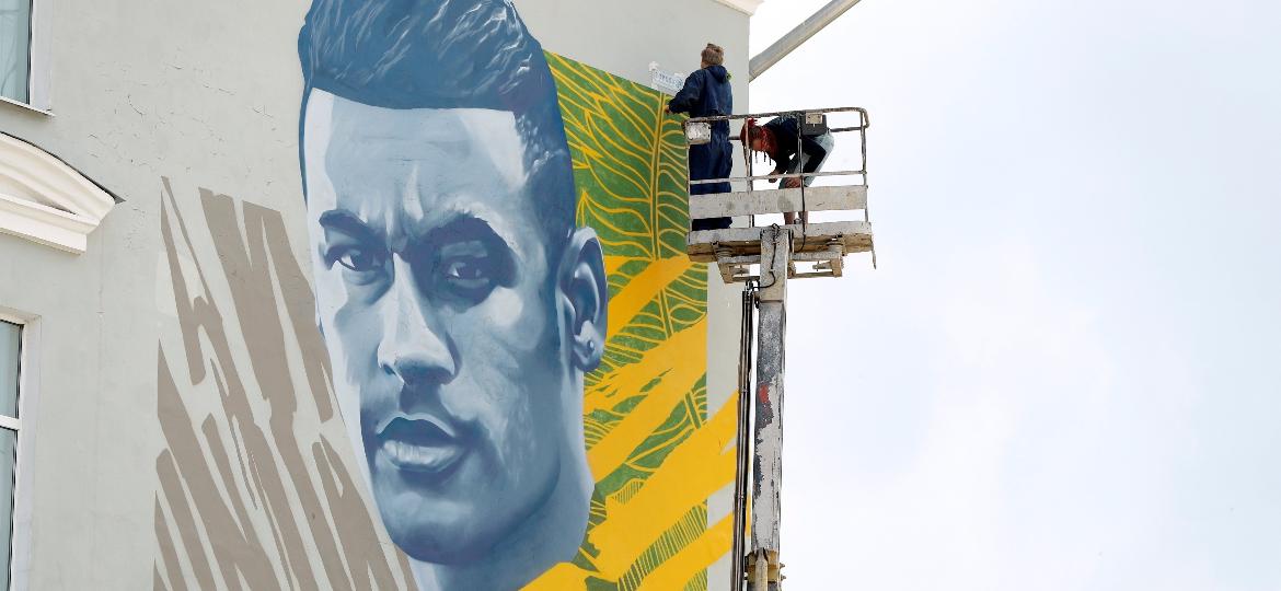 Ilustração de Neymar foi colocada perto do hotel em Kazan - REUTERS/John Sibley