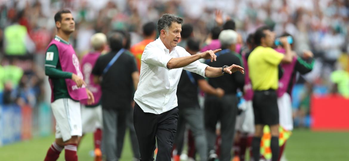 Juan Carlos Osorio, técnico do México, orienta equipe diante da Alemanha - Clive Rose/Getty Images