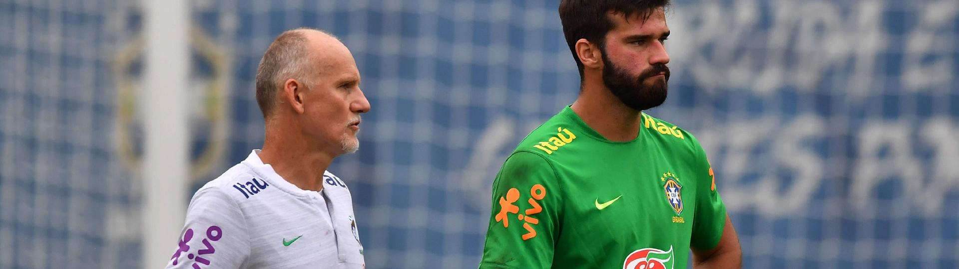 Taffarel conversa com Alisson durante treino da seleção brasileira