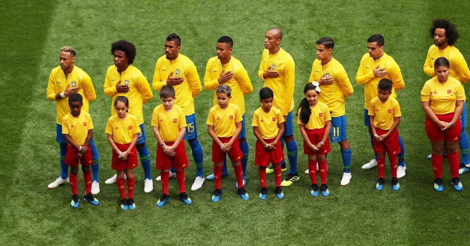 Jogadores cantam o hino nacional antes da partida contra a Costa Rica