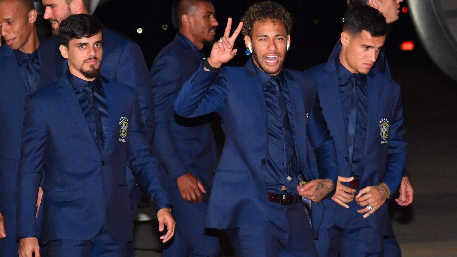 Neymar acena para a imprensa após desembarque na Rússia