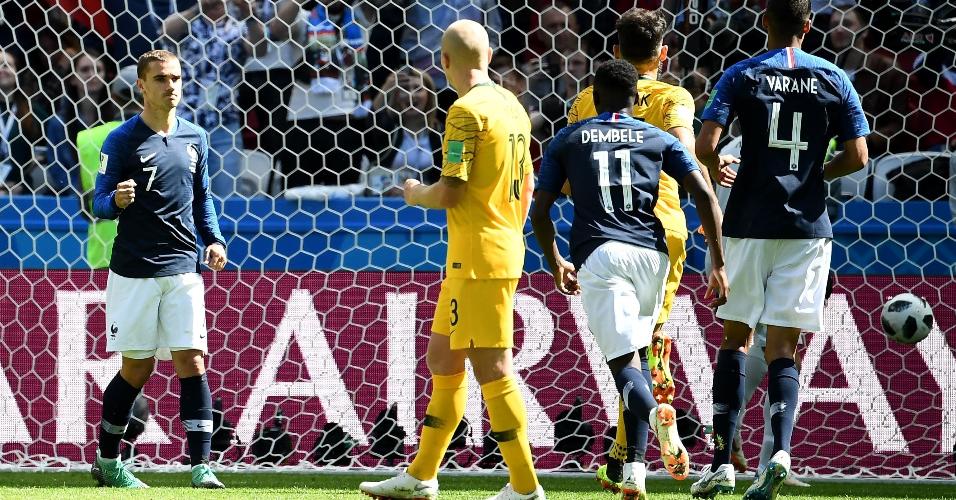 Após decisão vista no VAR, Griezmann cobrou o pênalti e marcou para a França