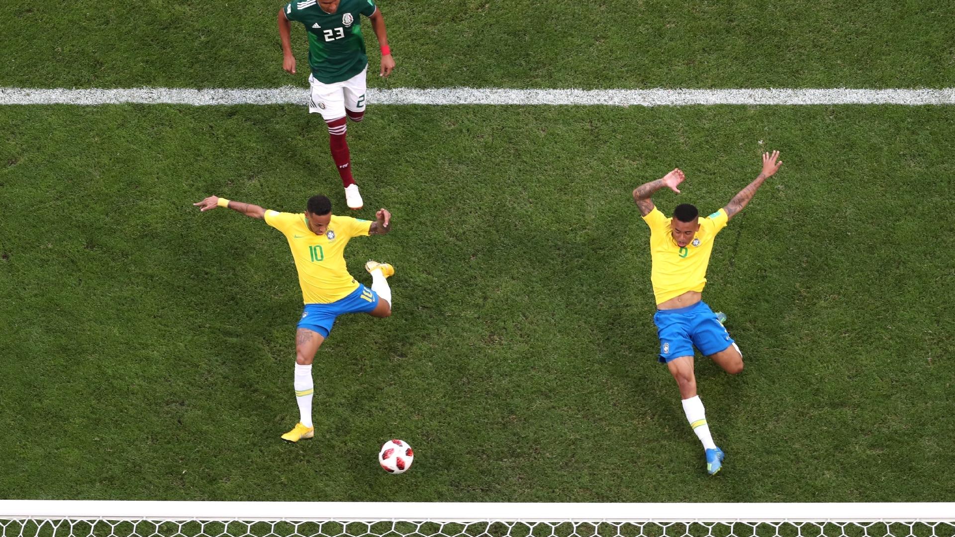 Neymar se atira para abrir o placar para o Brasil contra o México