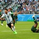 Lionel Messi sai para o abraço após fazer o gol da Argentina contra a Nigéria - Alex Livesey/Getty Images
