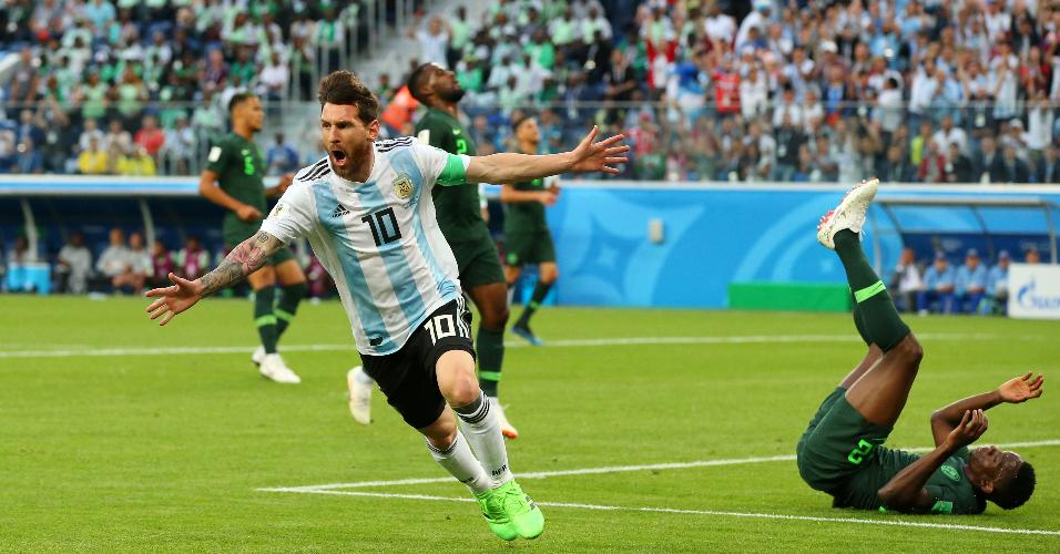 Lionel Messi sai para o abraço após fazer o gol da Argentina contra a Nigéria