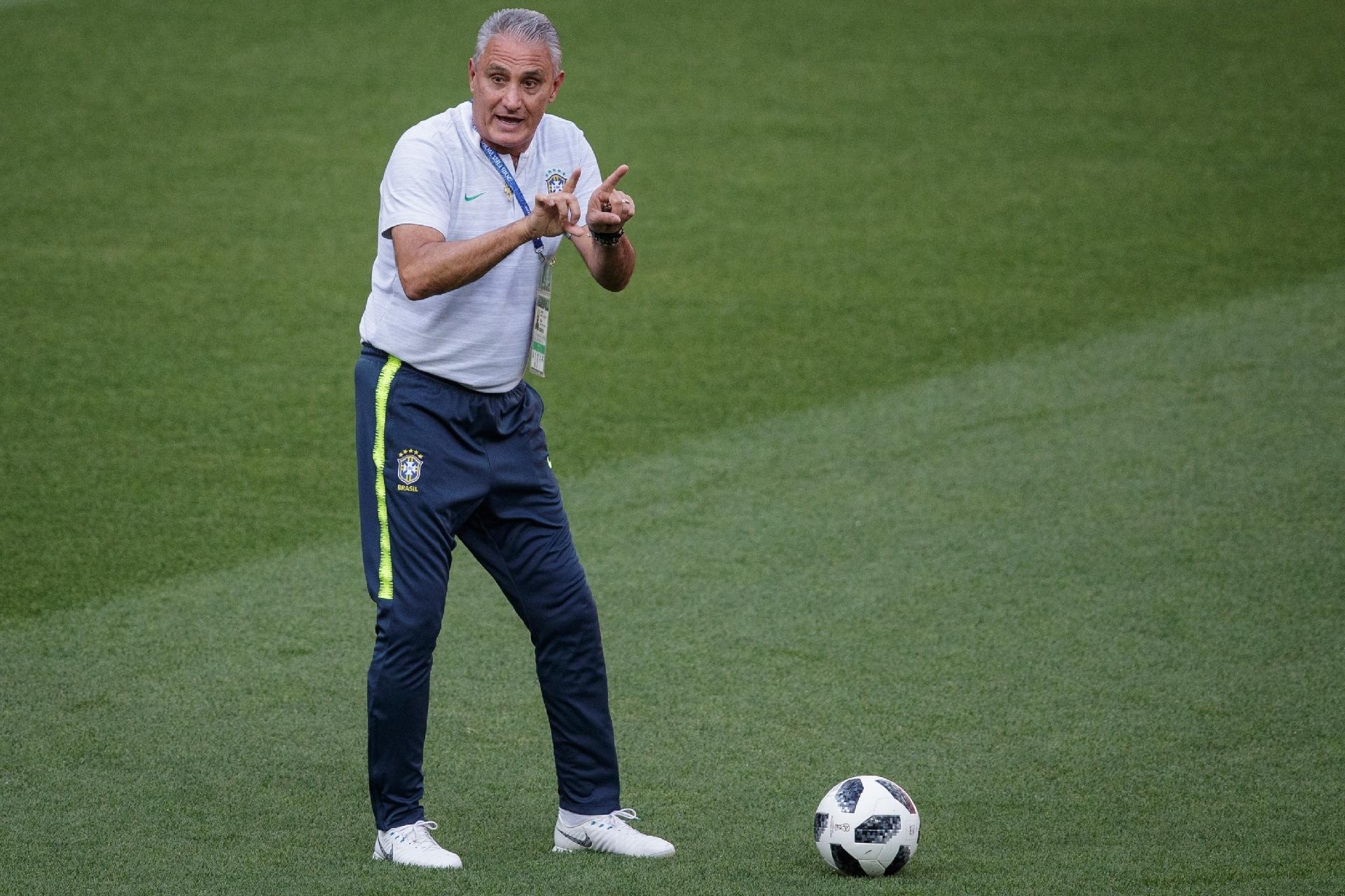 Tite orienta os jogadores durante treino da seleção brasileira - Pedro Martins / MoWA Press
