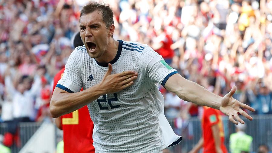 Artem Dzyuba comemora o gol de empate da Rússia, de pênalti, contra a Espanha, na Copa do Mundo de 2018 - Alberto Estévez/EFE