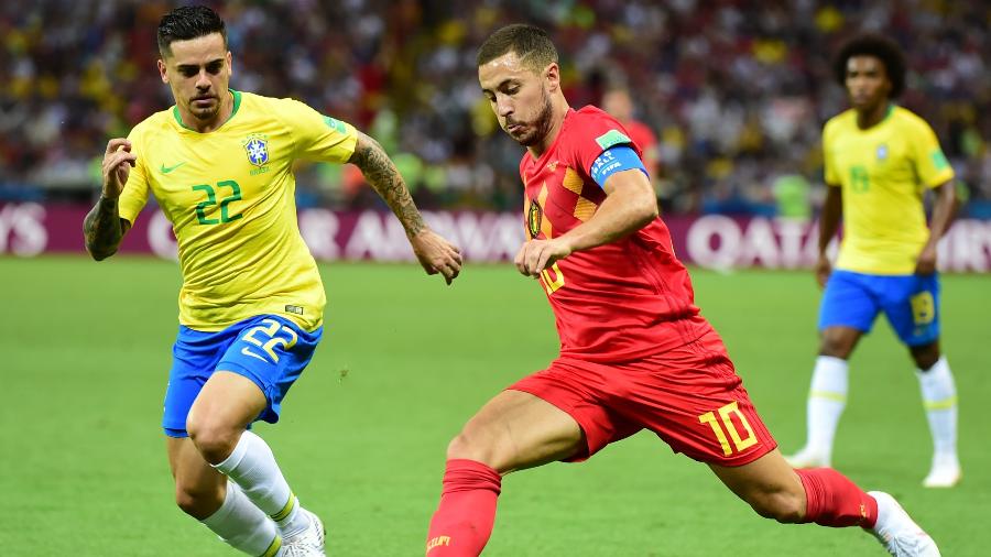 Hazard encara a marcação de Fagner no jogo entre Brasil e Bélgica pela Copa do Mundo - Xinhua/Du Yu