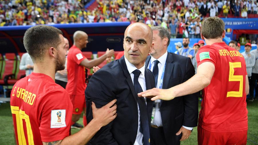 O técnico Roberto Martínez é cumprimentado por Jan Vertonghen e Eden Hazard após vitória da Bélgica contra o Brasil - Michael Regan - FIFA/FIFA via Getty Images