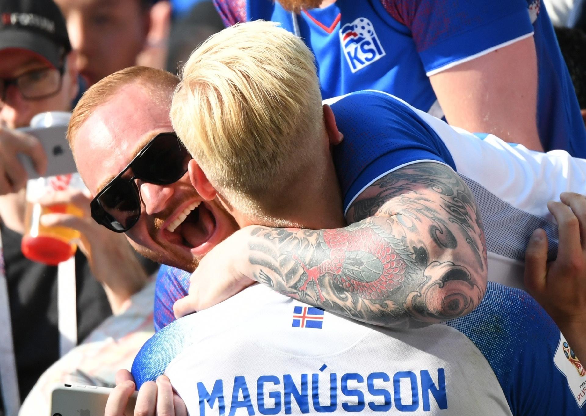 Jogadores da Islândia comemoram empate com a Argentina nos braços da torcida - Du Yu/Xinhua