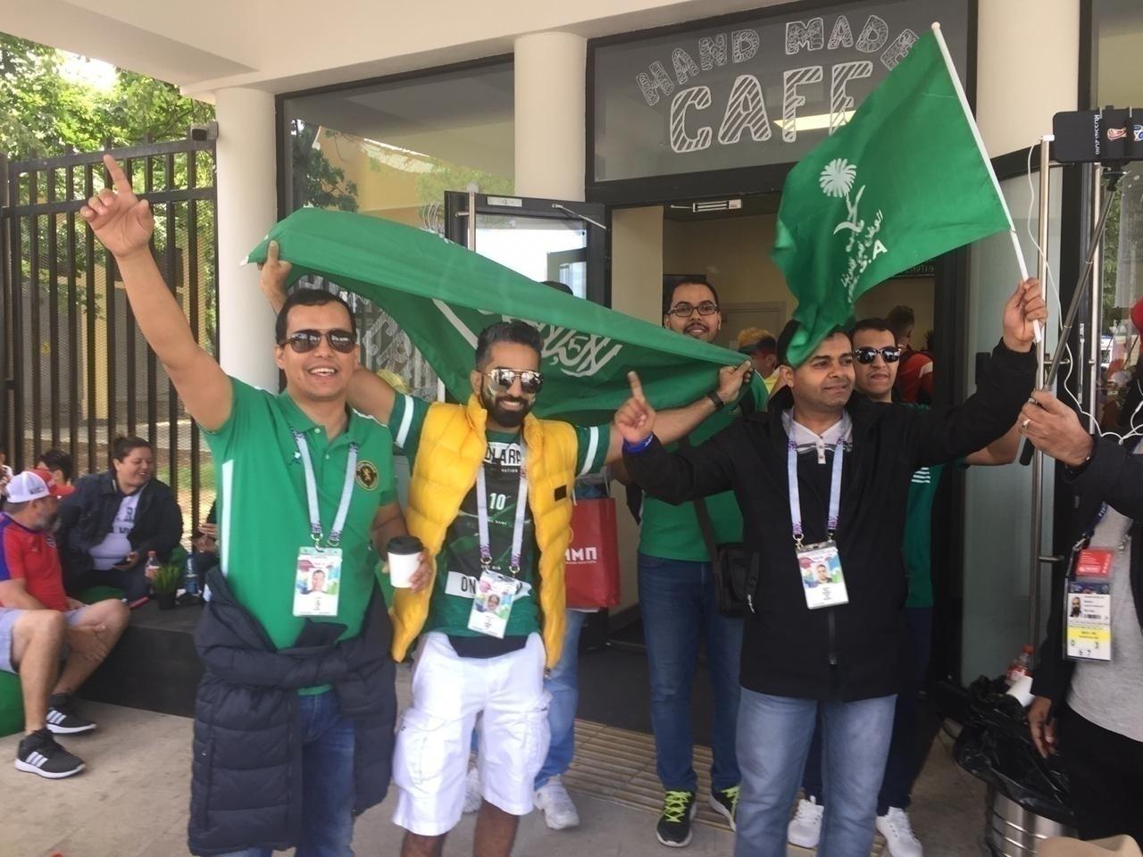 Torcedores da Arábia Saudita no entorno do estádio Luzhniki em que se realizará a abertura da Copa - Luiza Oliveira/UOL