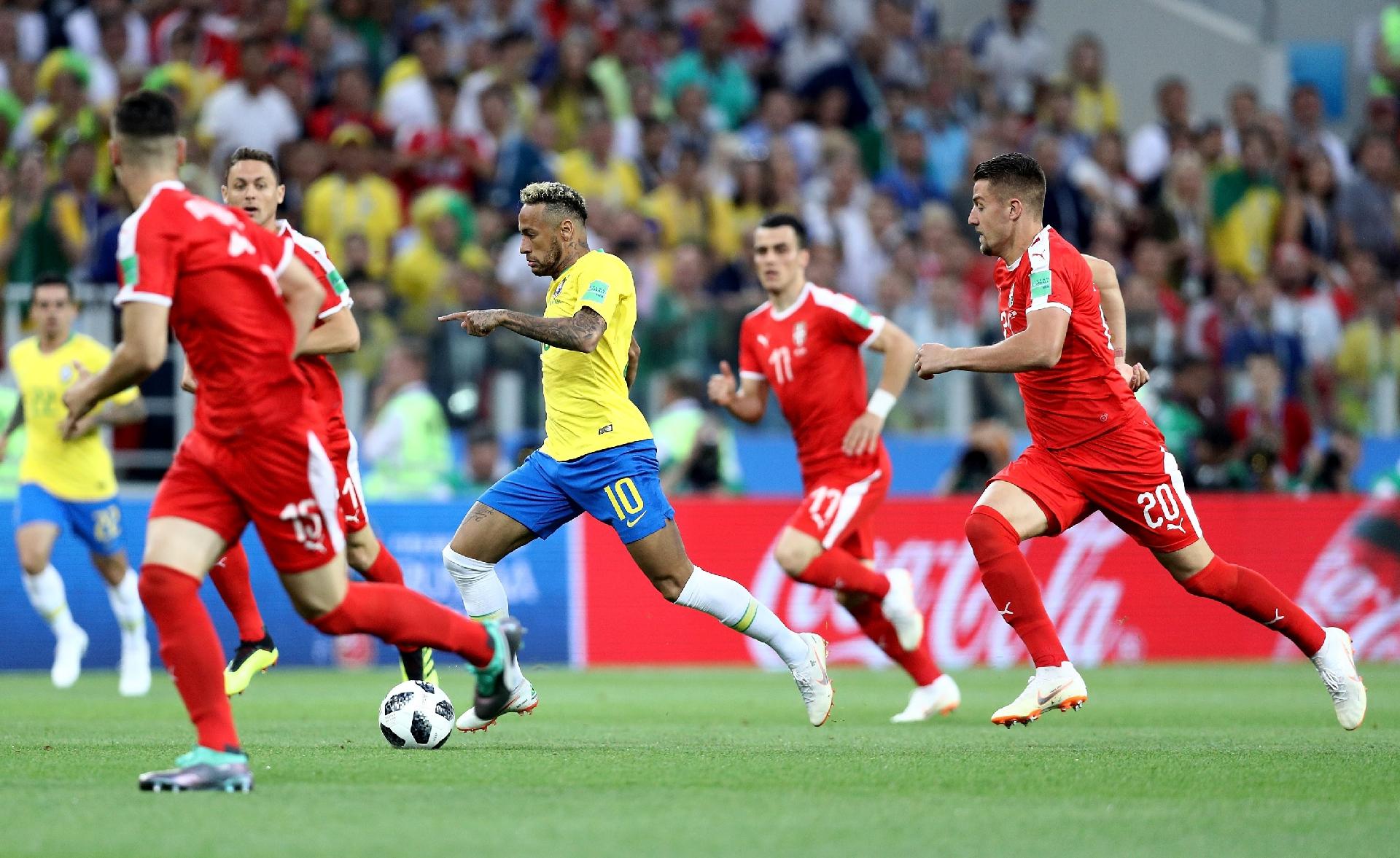 Neymar tenta armar jogada para o Brasil, mas é cercado por jogadores da Sérvia - Maddie Meyer/Getty Images
