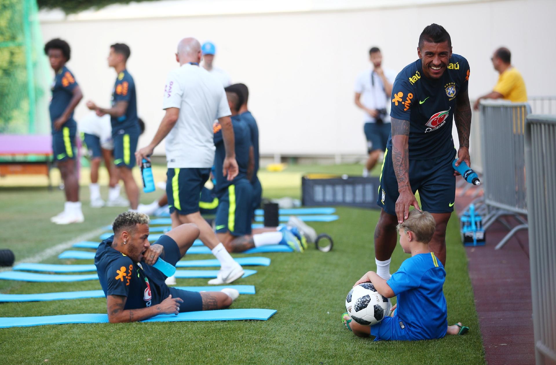 Paulinho brinca com Davi Lucca, filho de Neymar - REUTERS/Hannah McKay