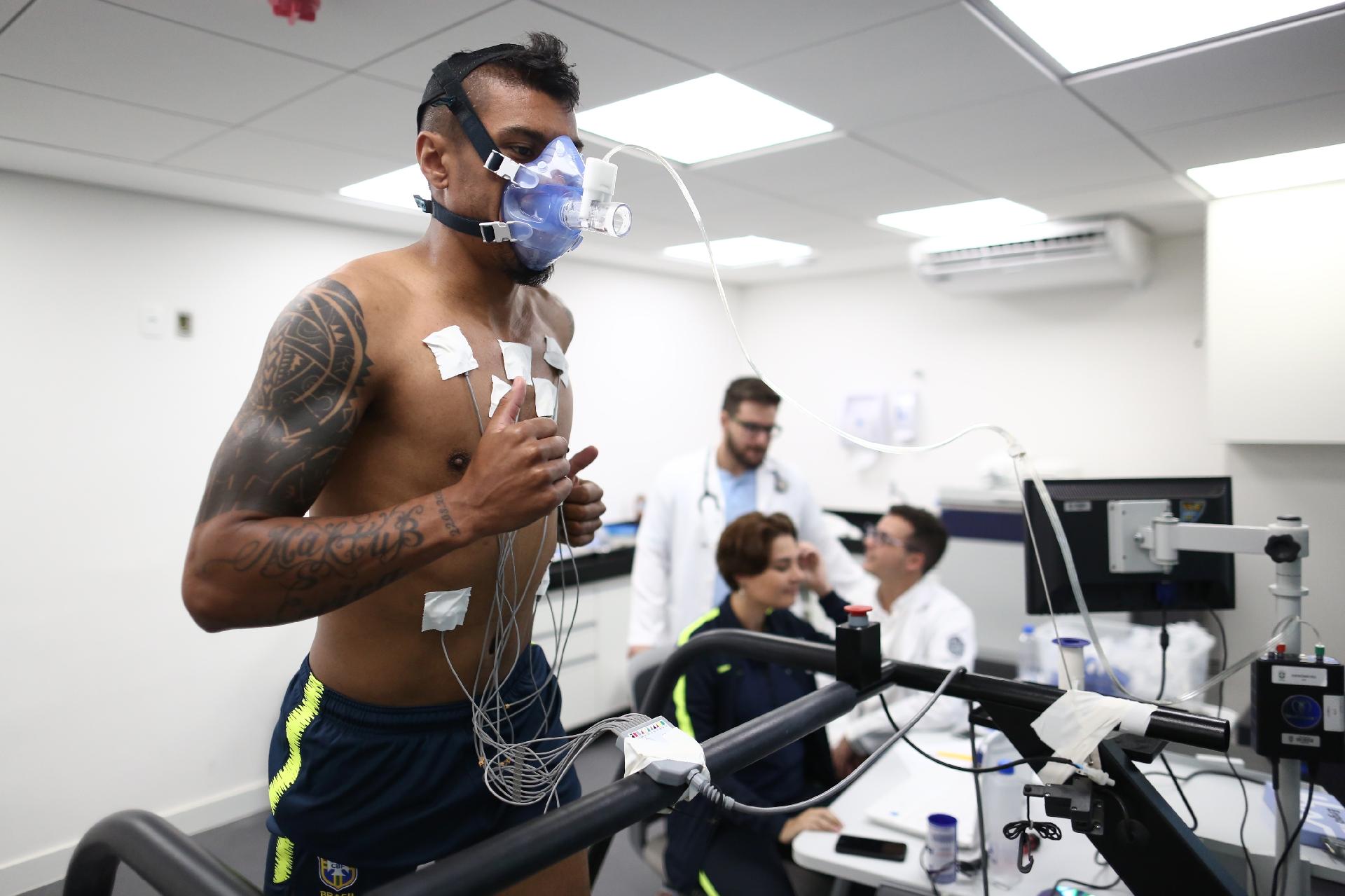 Paulinho passa por teste físico na Granja Comary - Lucas Figueiredo/CBF