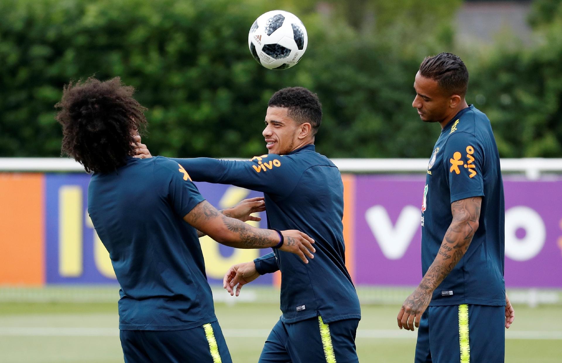 Taison brinca com Marcelo antes de treino da seleção brasileira - Reuters/Matthew Childs