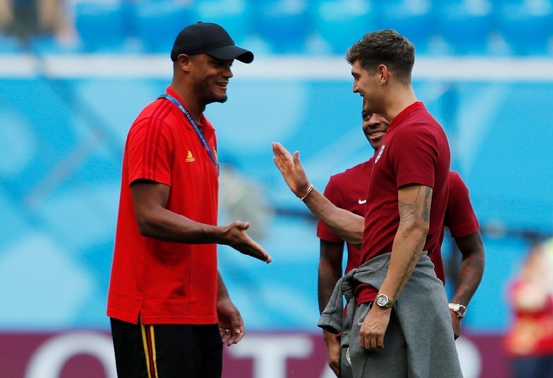 Kompany, da Bélgica, cumprimenta John Stones, da Inglaterra - Reuters