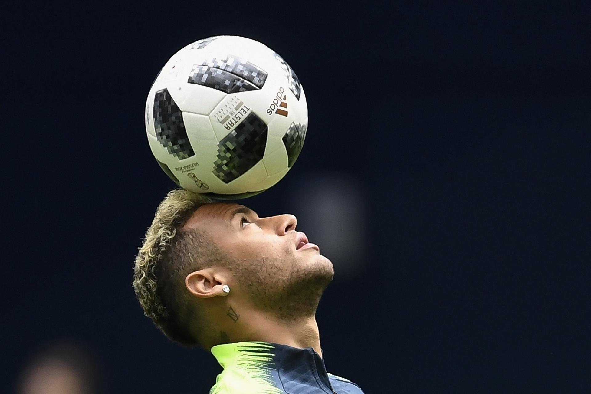 Neymar se aquece em campo para a partida contra a Costa Rica - AFP