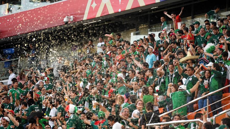 Mexicanos arremessaram objetos no gramado durante derrota para a Suécia  - Matthias Hangst/Getty Images