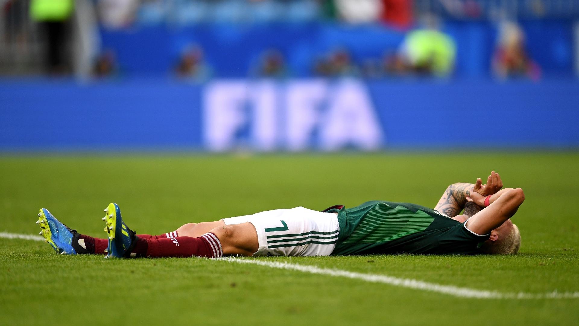 Miguel Layun desaba após o gol de Firmino. Brasil venceu o México por 2 a 0