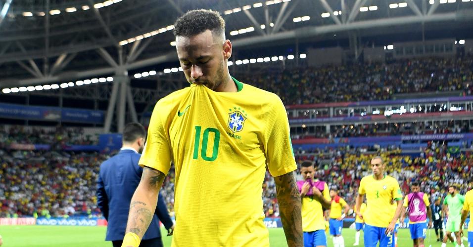 Neymar sai do gramado cabisbaixo após eliminação do Brasil contra a Bélgica