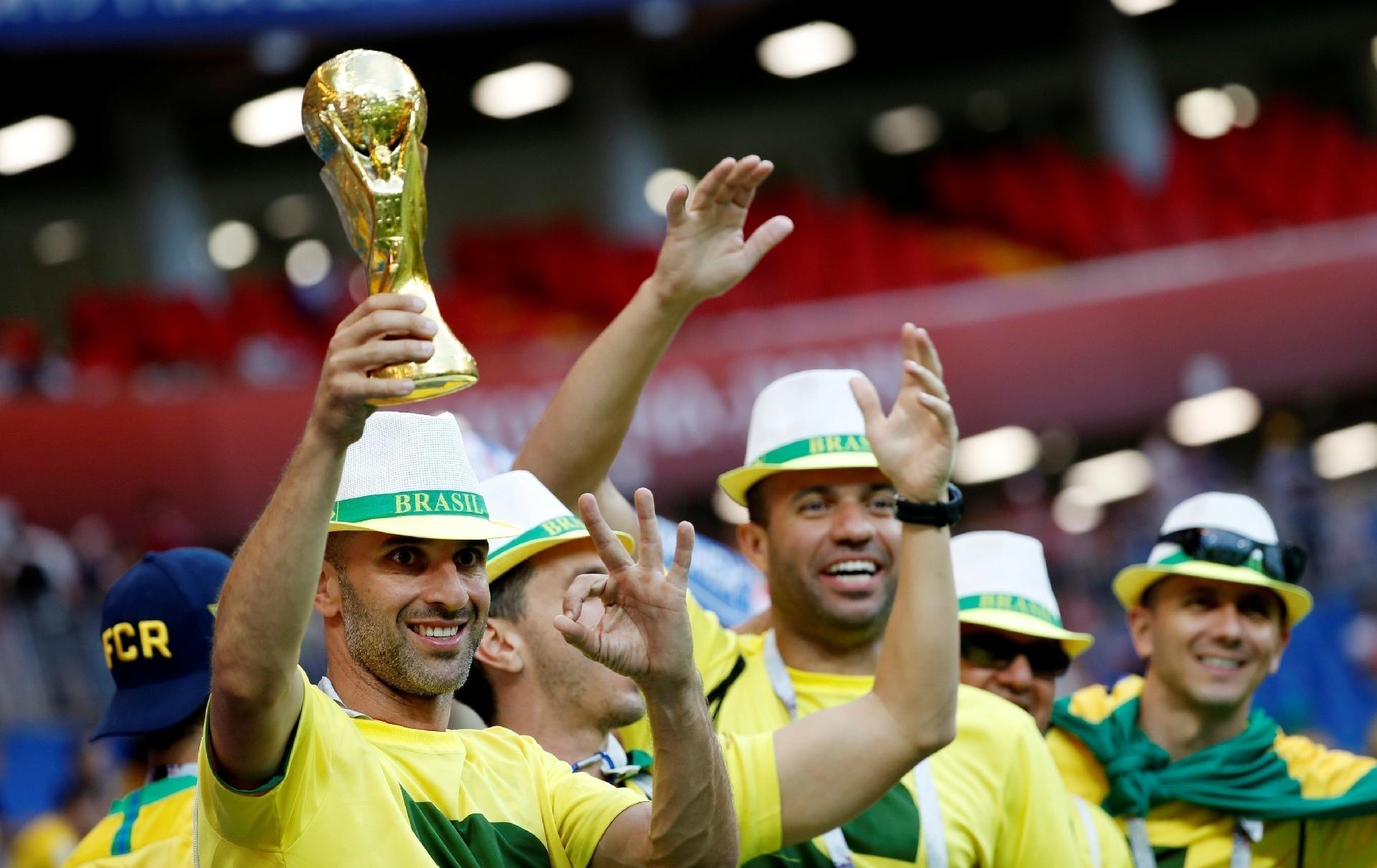 Torcedores exibem taça da Copa do Mundo antes da estreia do Brasil - REUTERS/Damir Sagolj