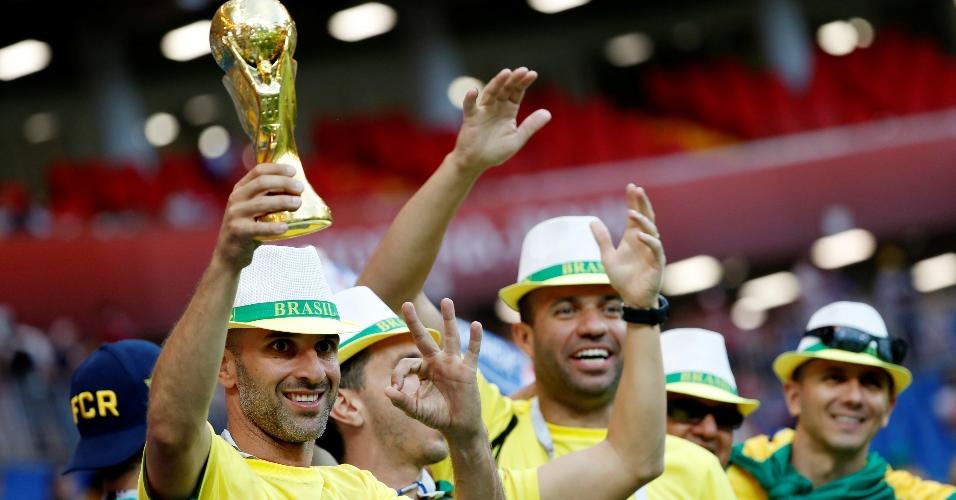 Torcedores exibem taça da Copa do Mundo antes da estreia do Brasil