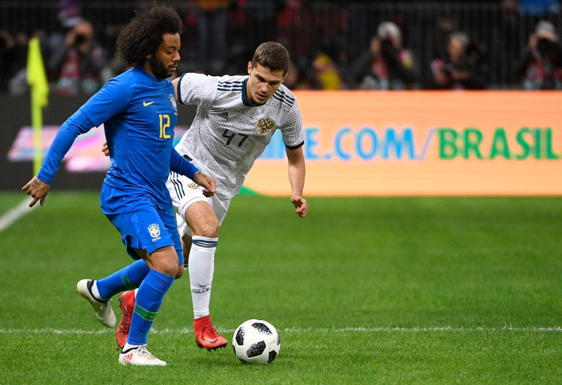 Marcelo foge da marcação de Zobnin em amistoso da seleção brasileira contra Rússia - ALEXANDER NEMENOV/AFP