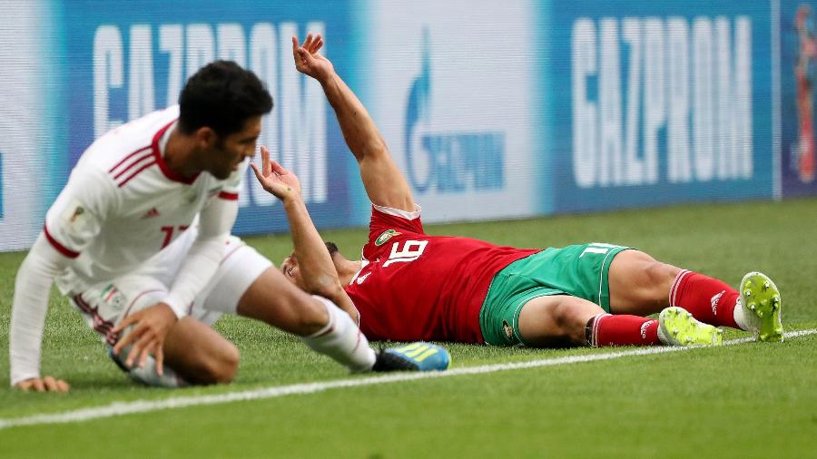 Nordin Amrabat, do Marrocos, caiu e ficou inconsciente no gramado após choque com Vahid Amiri, don Irã - REUTERS/Pilar Olivares