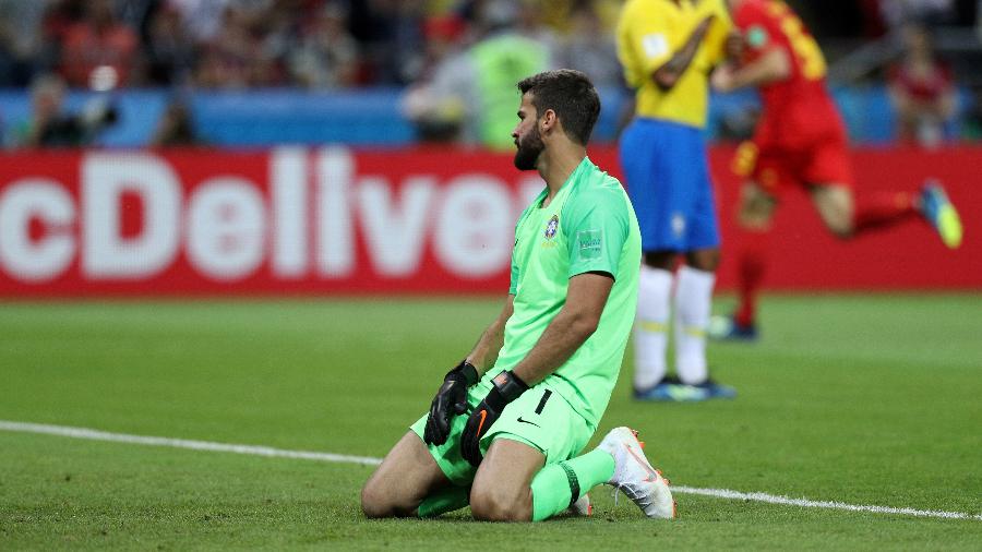 Alisson observa o gol após Kevin De Bruyne marcar o segundo tento da Bélgica - Buda Mendes/Getty Images