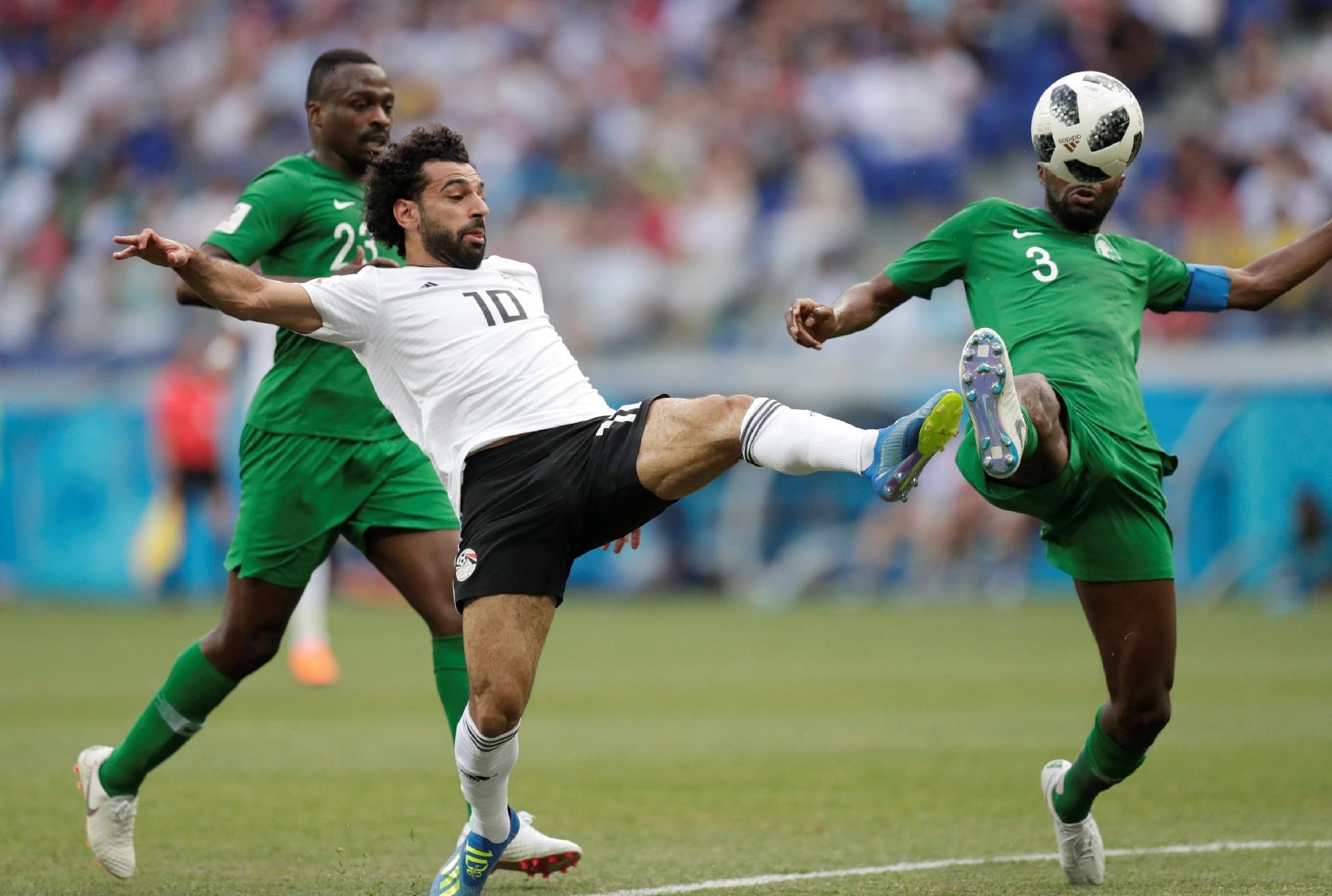 Salah finaliza para marcar o gol diante da seleção da Arábia Saudita - Reuters