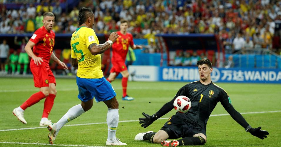 Thibaut Courtois defende chute de Paulinho durante o jogo entre Brasil e Bélgica