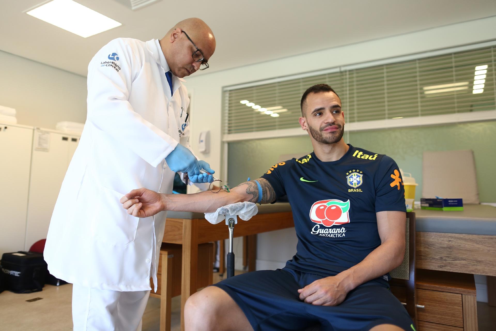 Renato Augusto passa por exame de sangue na Granja Comary - Lucas Figueiredo/CBF