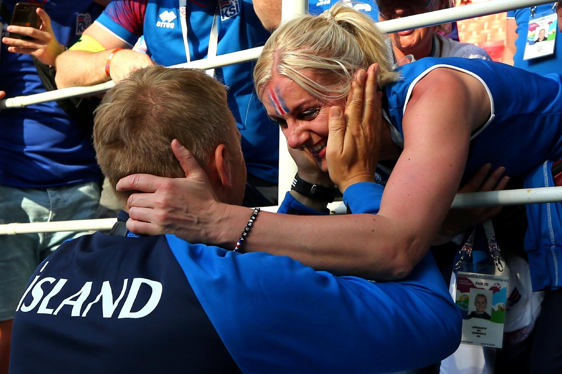Jogadores da Islândia comemoram empate com a Argentina nos braços da torcida - ALBERT GEA/Reuters