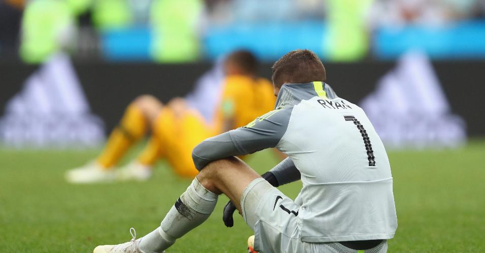 O goleiro australiano Matthew Ryan sentado em campo após partida contra o Peru