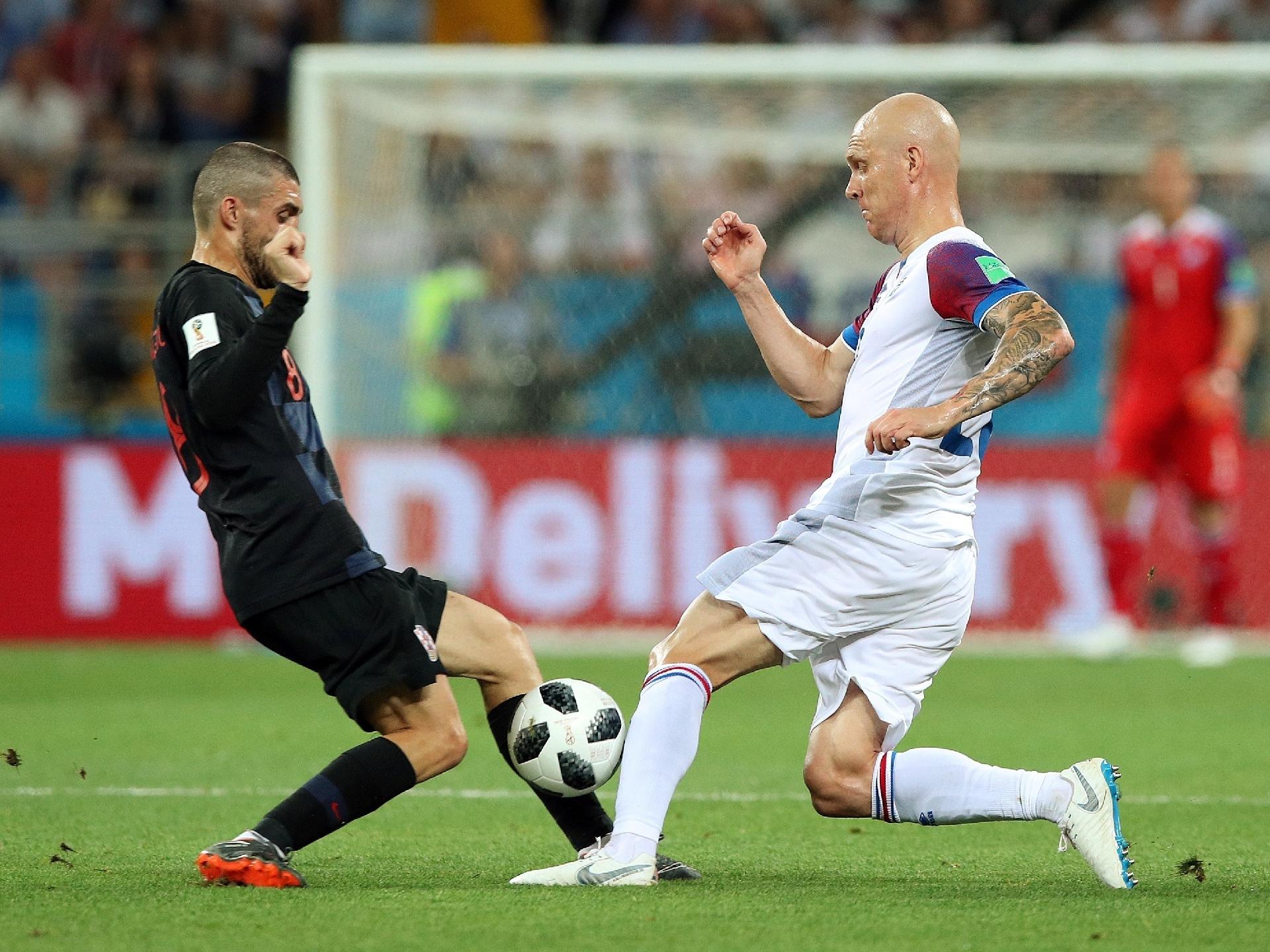 O croata Mateo Kovacic em lance contra o islandês Emil Hallfredsson - REUTERS/Albert Gea