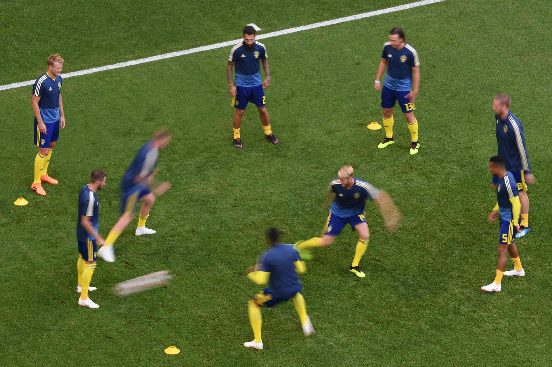Jogadores da Suécia fazem exercícios em campo antes de jogo contra seleção inglesa - Jewel Samad/AFP